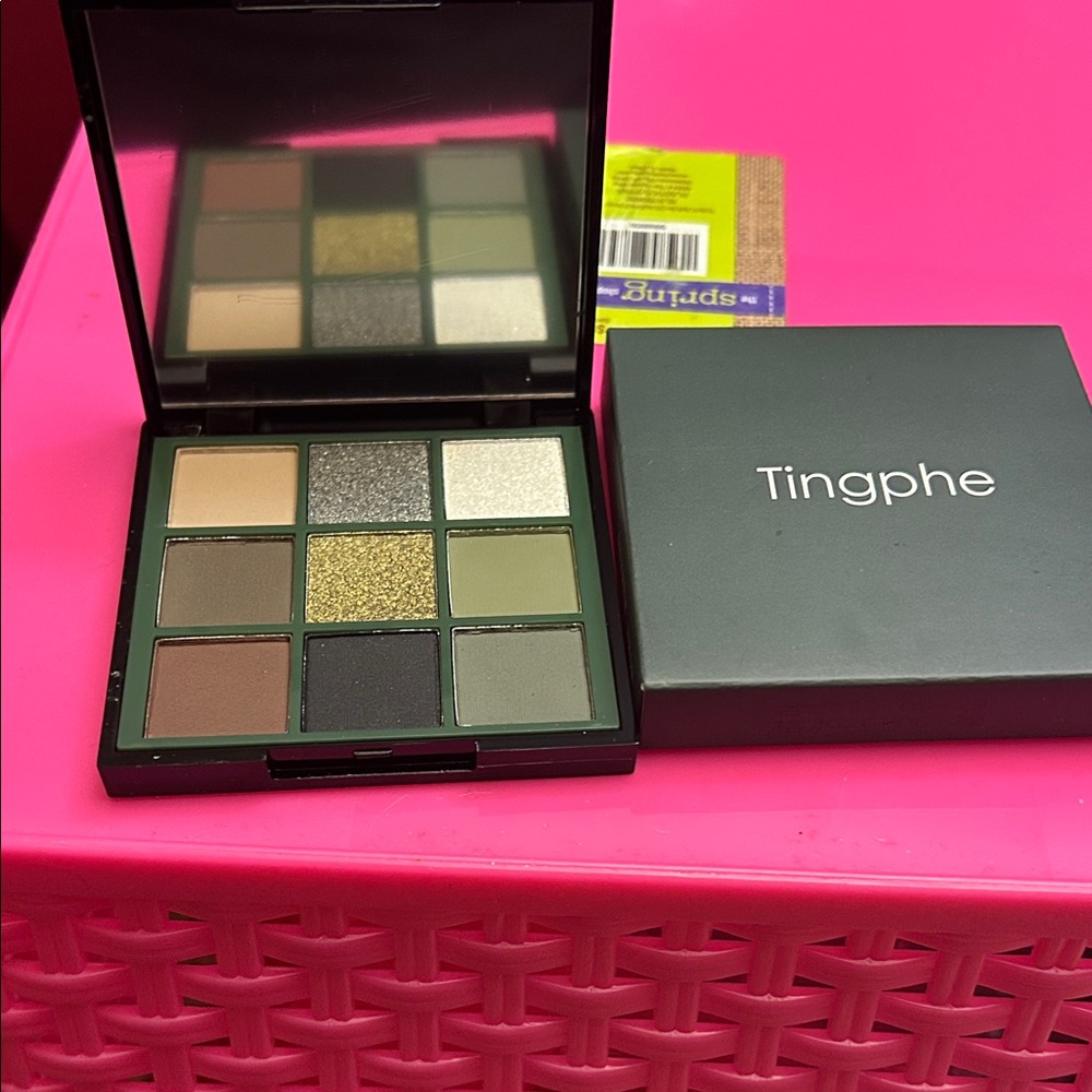 Tingphe Eyeshadow Palette with Green and Gold Shades